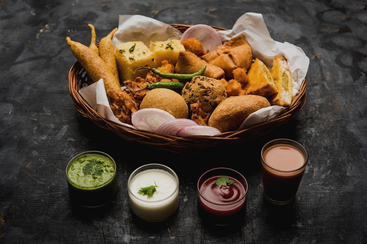 Hotel Collection O White Saffron Near Rohini Sector 18 Metro Station Delhi (National Capital Territory of India)