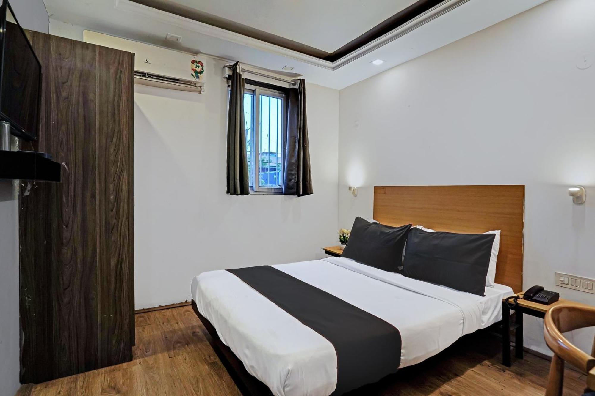 Hotel Collection O White Saffron Near Rohini Sector 18 Metro Station 4*