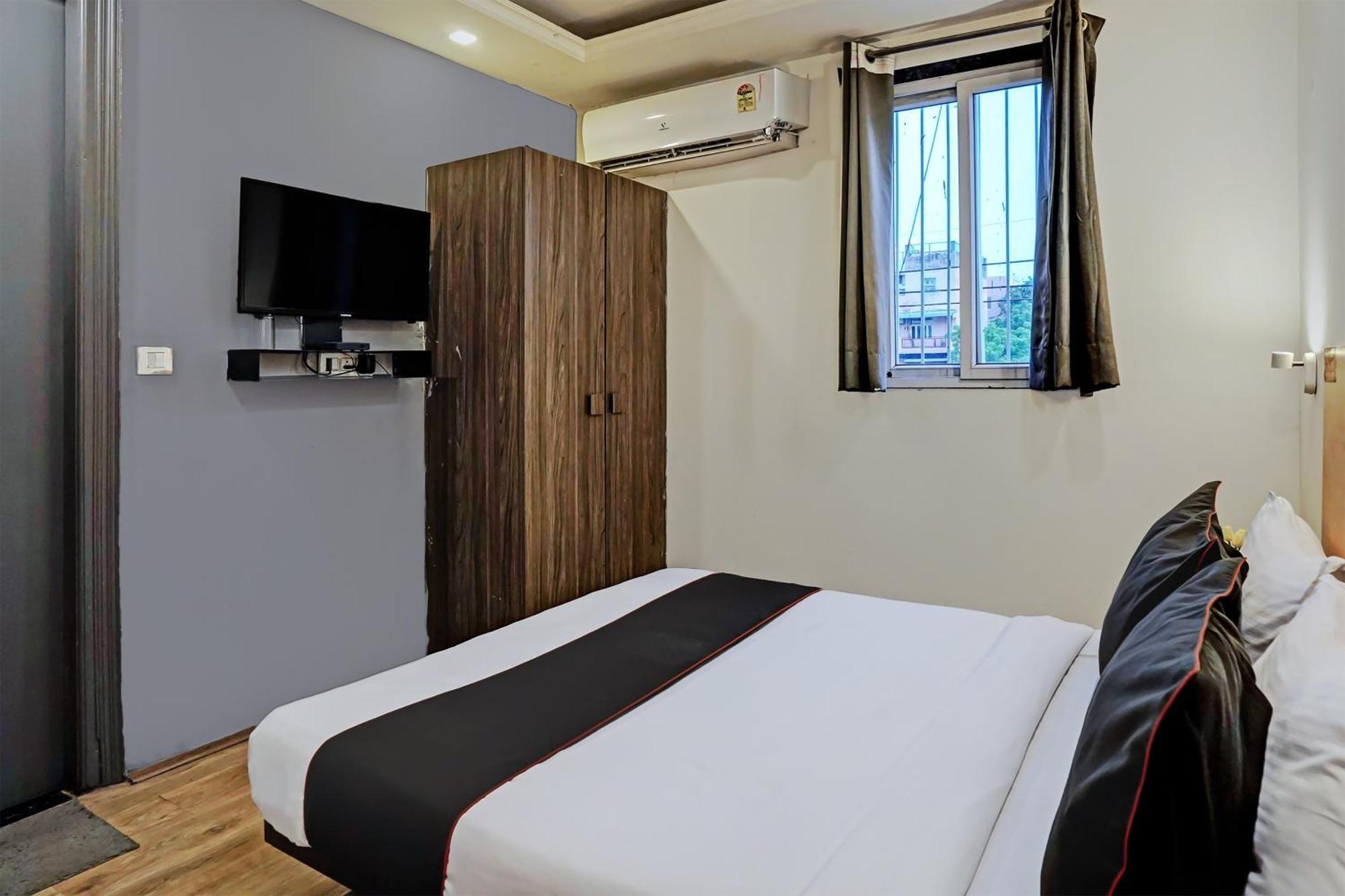Hotel Collection O White Saffron Near Rohini Sector 18 Metro Station 4*