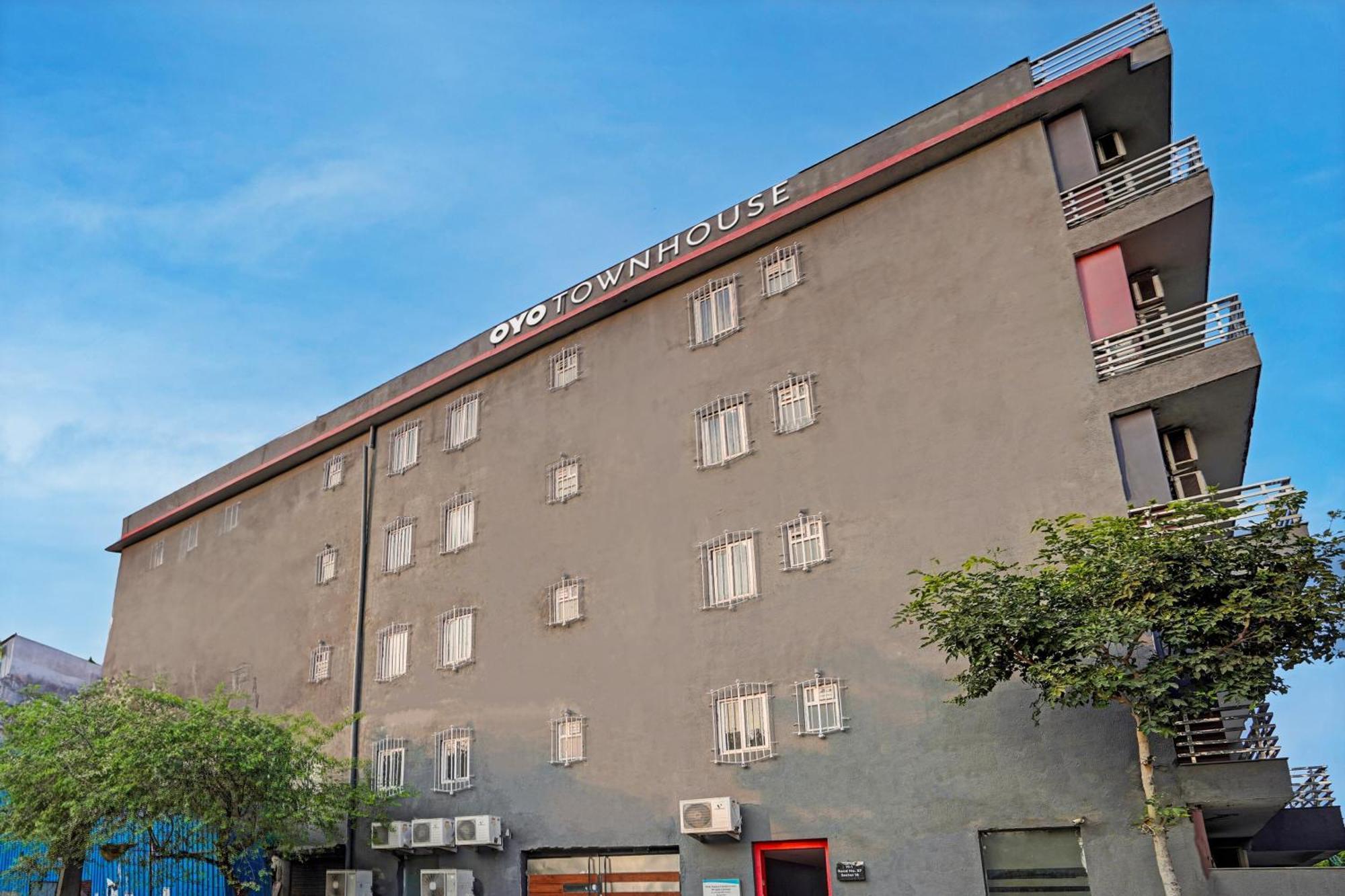 Hotel Collection O White Saffron Near Rohini Sector 18 Metro Station Delhi (National Capital Territory of India)