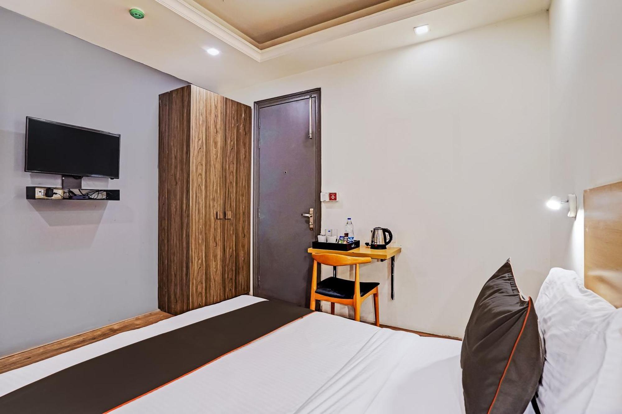 Hotel Collection O White Saffron Near Rohini Sector 18 Metro Station Delhi (National Capital Territory of India)