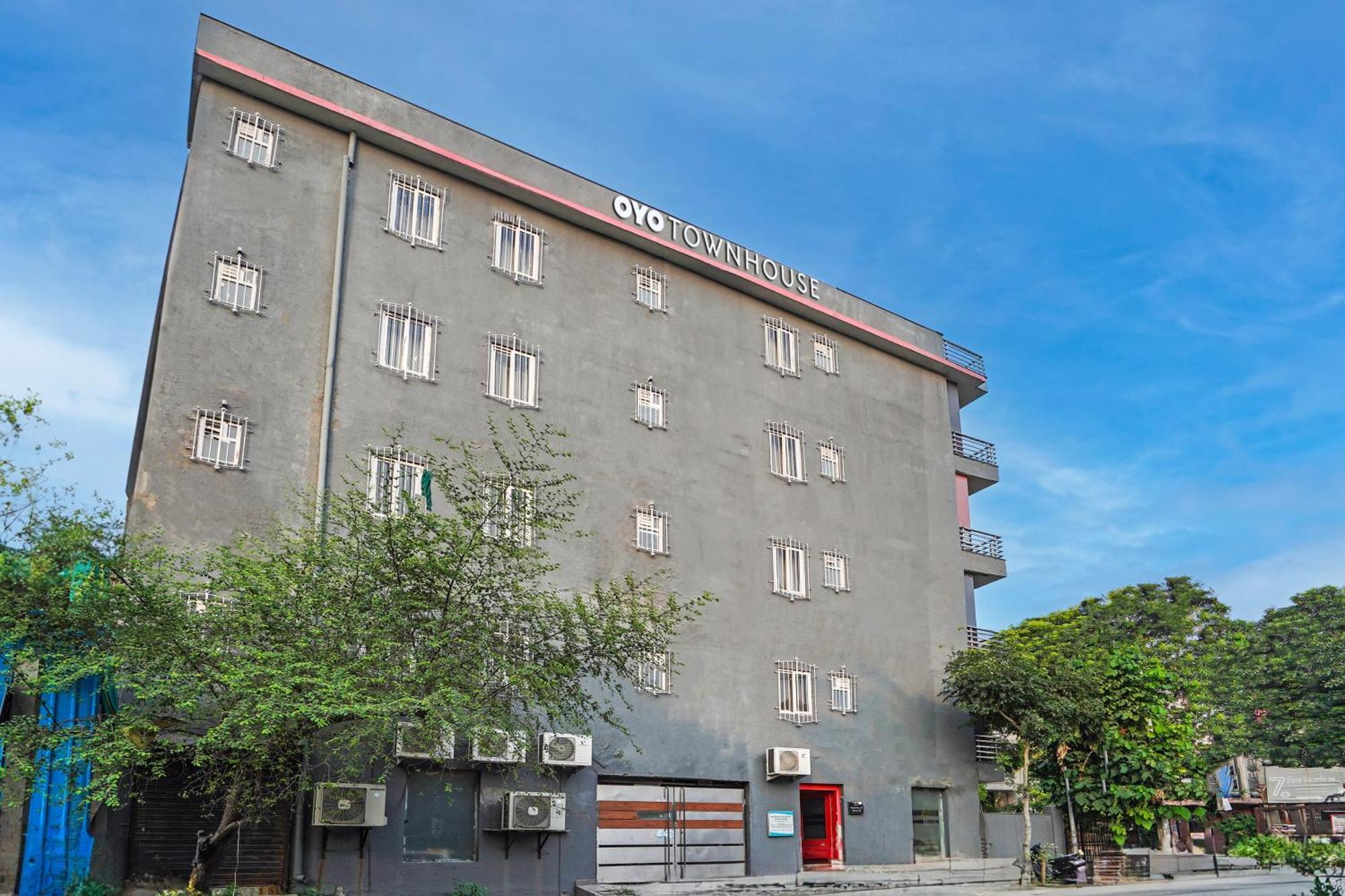 Hotel Collection O White Saffron Near Rohini Sector 18 Metro Station