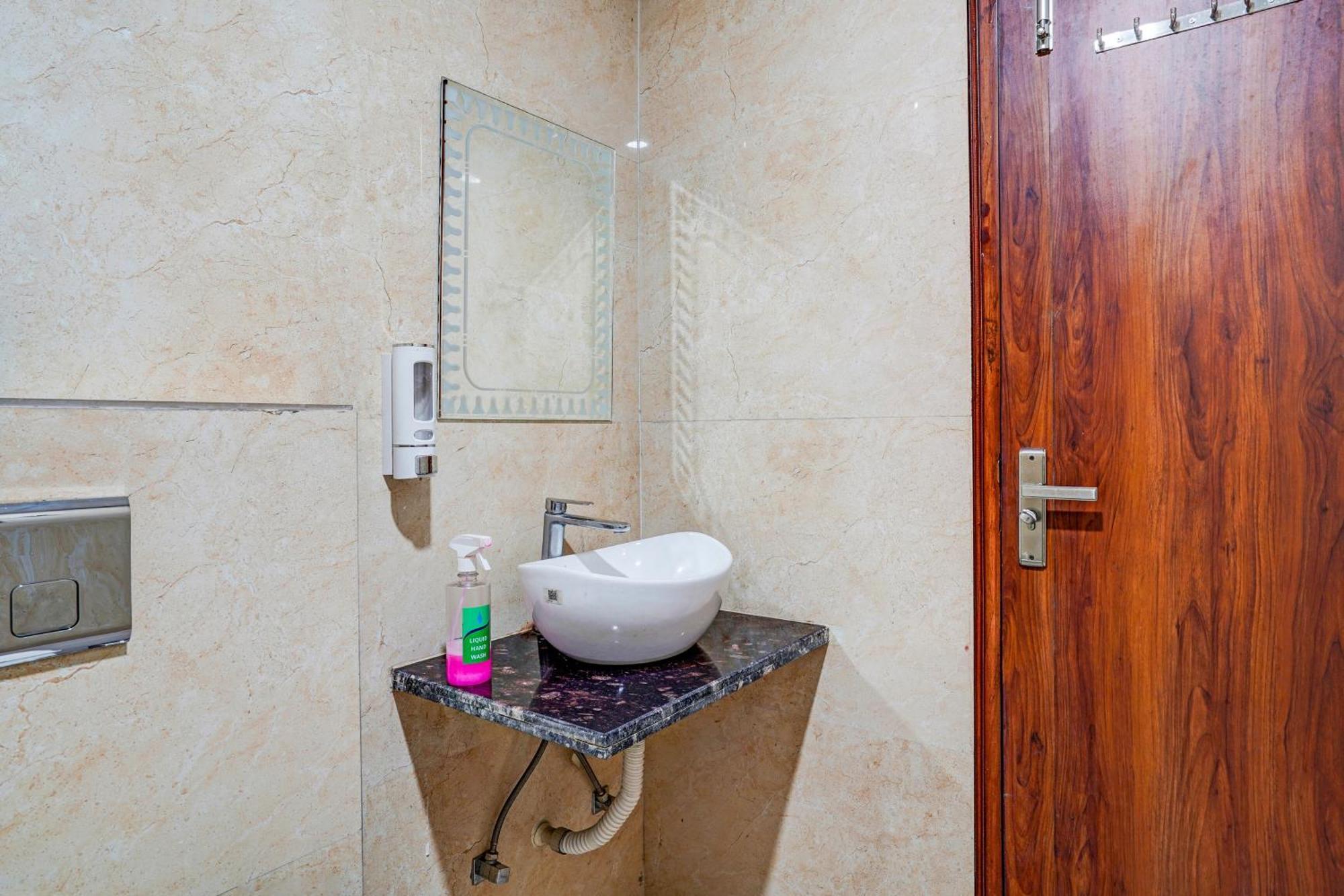 Hotel Collection O White Saffron Near Rohini Sector 18 Metro Station 4*